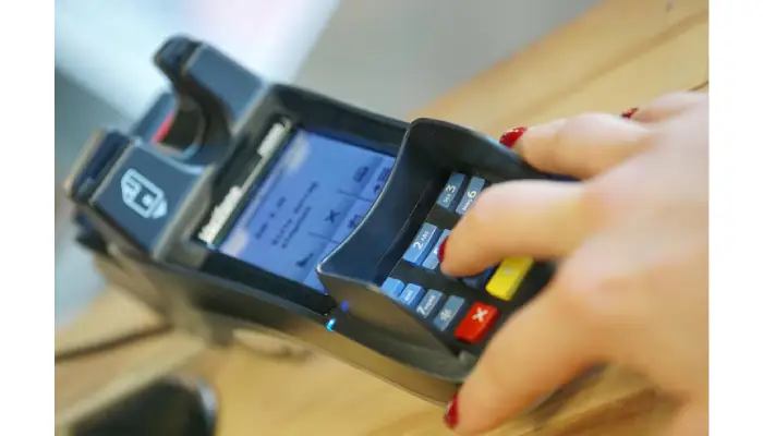 Which Card Payment Machine in UK Is Best for Small Shops?